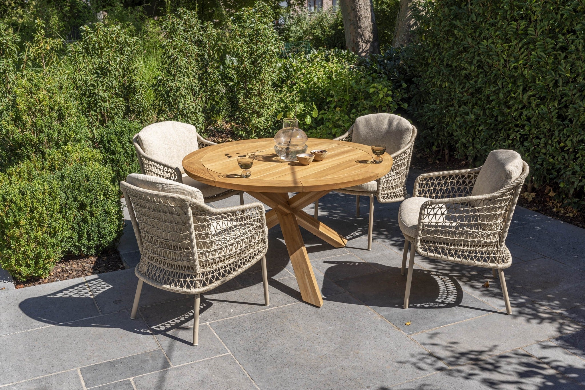 Welke tuinmeubelen passen het beste bij jouw tuin? Complete keuzehulp voor luxe tuinmeubelen