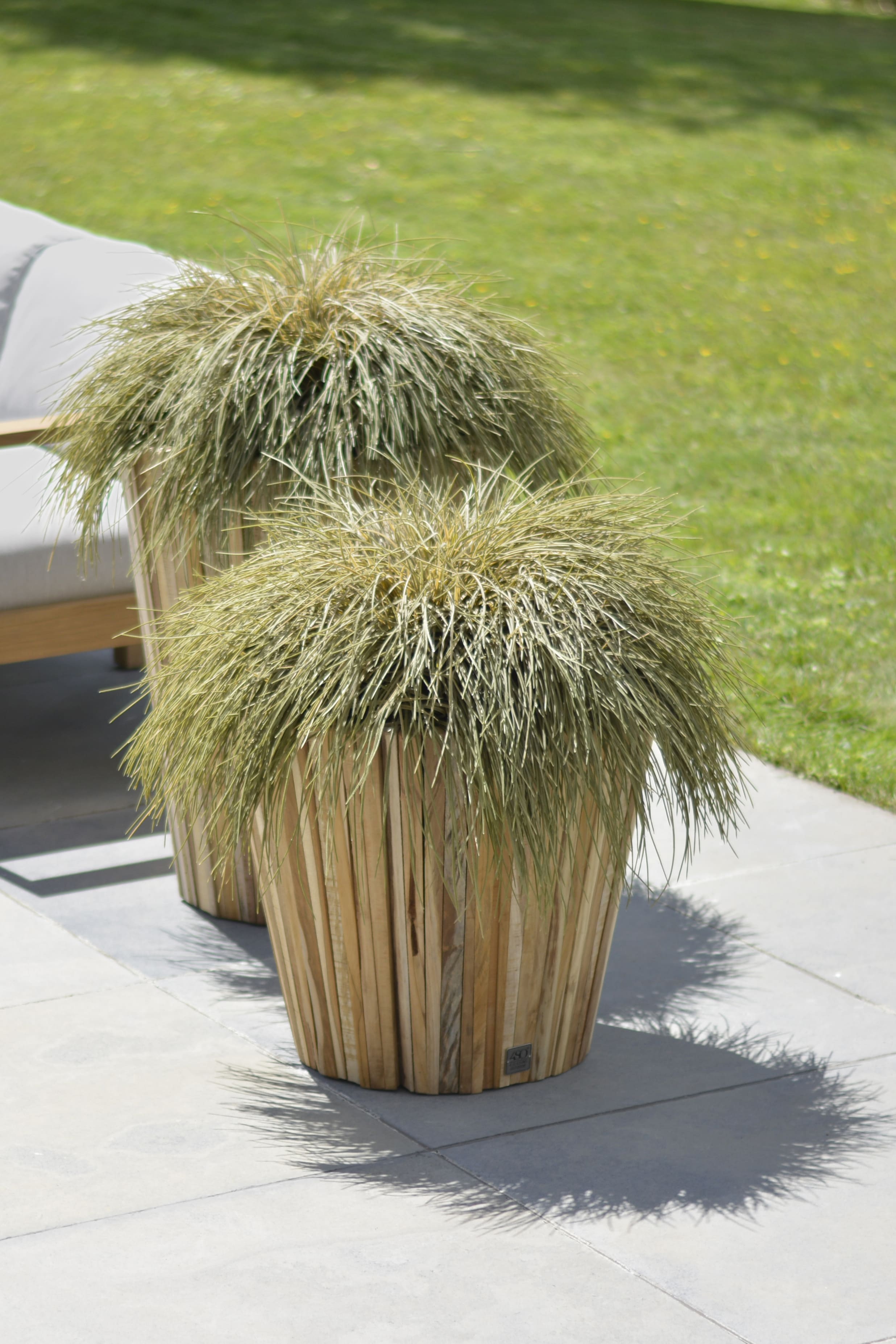 4 Seasons Outdoor Miguel plantenbak rond Small teak 58 cm. (H 50 cm.)