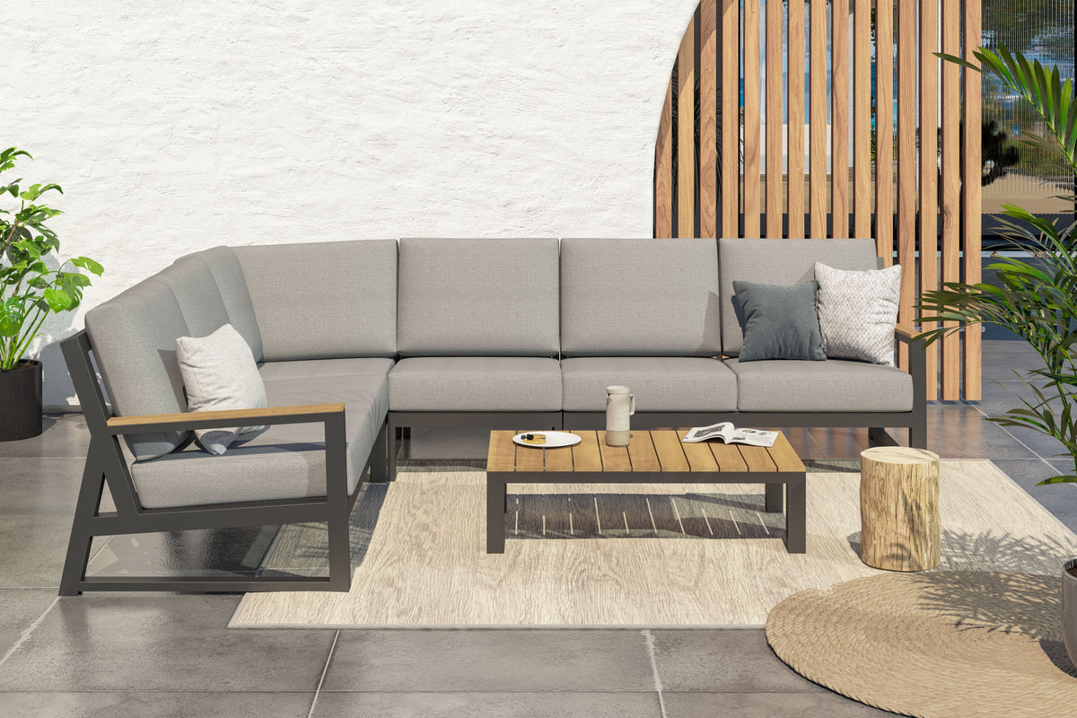 hoek loungeset in de tuin met kussens en een lage loungetafel